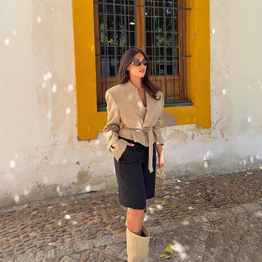 Damen Taillierter Cropped-Blazer mit Bindegürtel und markanter Schulterpartie Nord Taschen