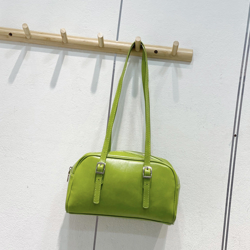 Damen Handtasche mit elegantem Glanz und verstellbaren Trageriemen Nord Taschen