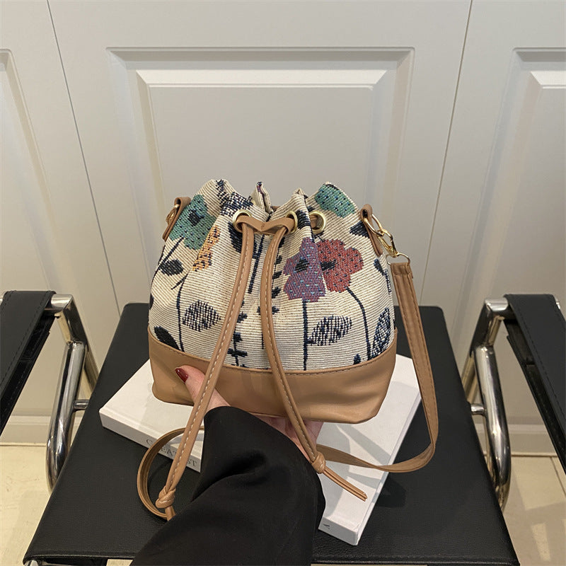 Damen Beuteltasche mit floralem Muster und Lederboden Nord Taschen