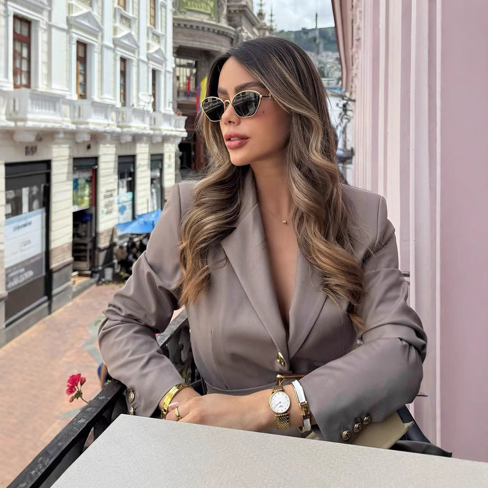 Damen Taillierter Blazer mit breitem Bindegürtel und goldfarbener Hardware Nord Taschen