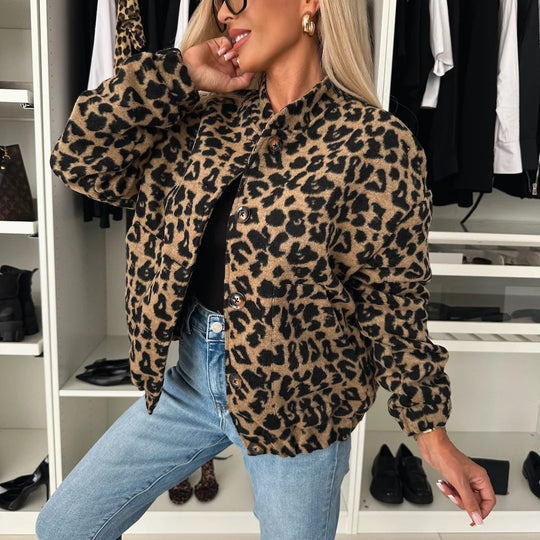 Damen Kurzjacke im Leopardenprint mit Stehkragen, Knopfleiste und elastischem Saum Nord Taschen