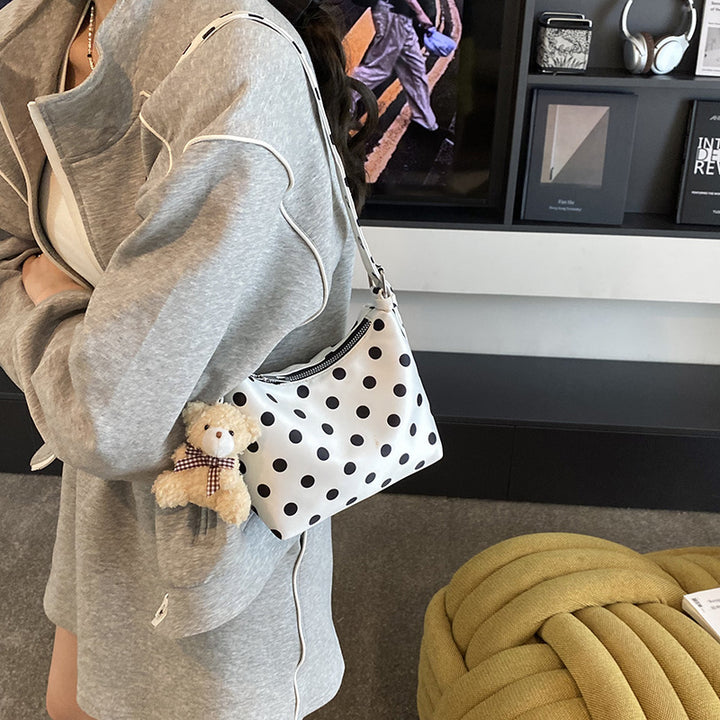 Damen Schultertasche mit verspieltem Punktenmuster von Nord Taschen