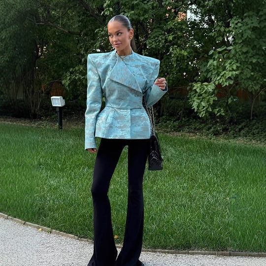 Damen Taillierter Jacquard-Blazer mit betonten Schultern, Schößchen und asymmetrischem Revers Nord Taschen