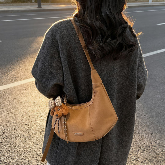 Damen elegante Schultertasche mit süßem Plüschanhänger Nord Taschen