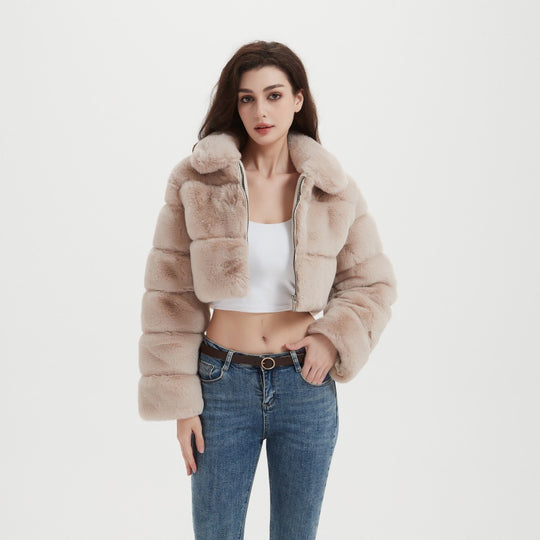 Damen Cropped Kunstpelzjacke mit horizontalen Volumenpaneelen, Steh-Umlegekragen und Reißverschluss Nord Taschen