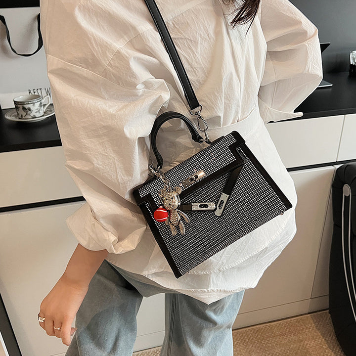 Damen Designer-Handtasche mit funkelndem Strass und verspieltem Anhänger | Nord Taschen