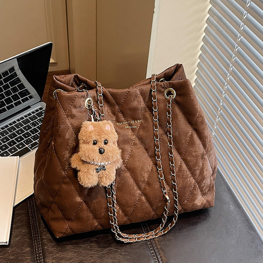 Damen Beuteltasche mit Kettenriemen und kuscheligem Anhänger Nord Taschen