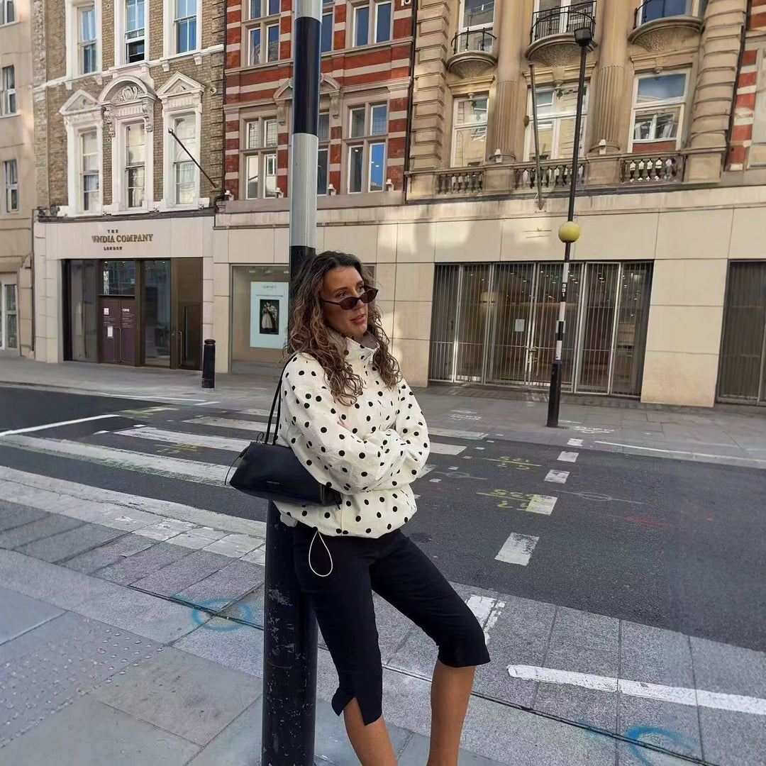 Damen Gepunktete Cropped-Übergangsjacke mit Stehkragen, Tunnelzug und Reißverschluss Nord Taschen