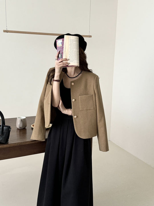 Damen Kurzblazer mit rundem Ausschnitt, Strukturstoff und goldenen Knöpfen Nord Taschen