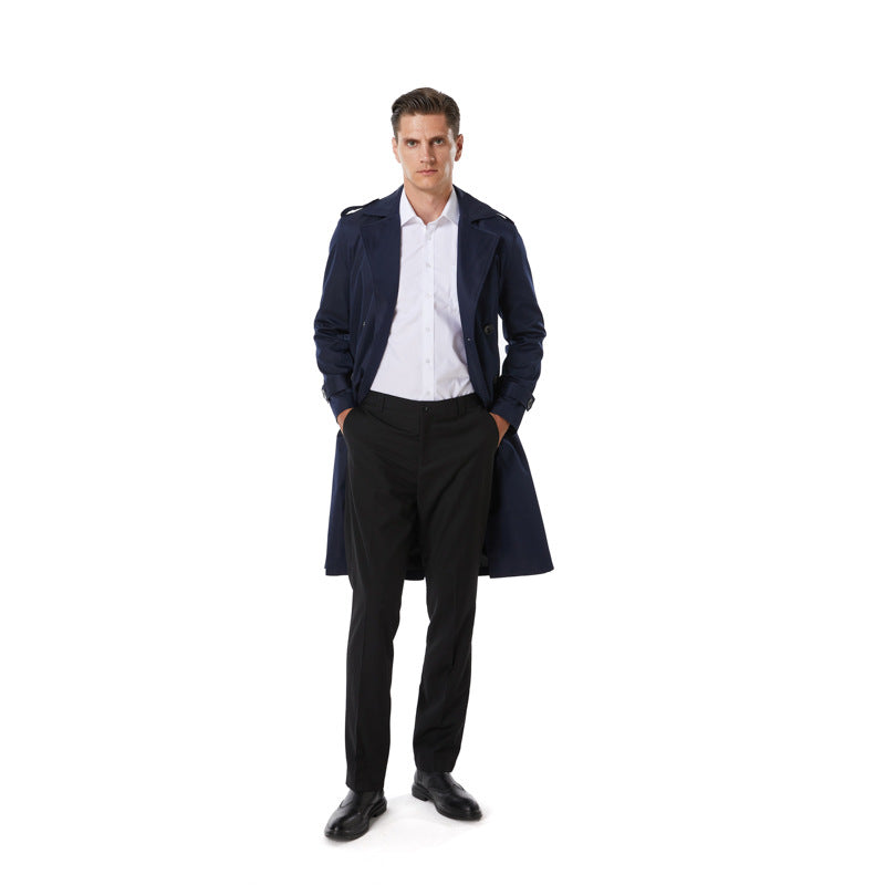 Herren Knielanger Trenchcoat im klassischen Doppelreiher mit Schulterklappen und Taillengürtel Nord Taschen