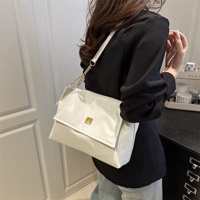 Damen modische Handtasche mit Kettenakzent Nord Taschen