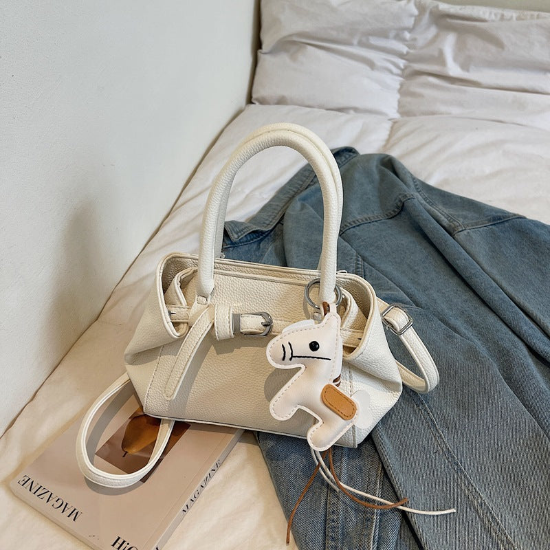 Damen stilvolle Handtasche mit charmantem Anhänger Nord Taschen