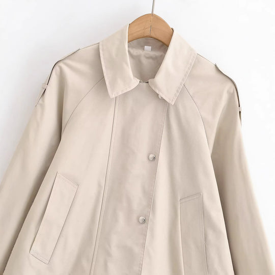 Damen Cropped Trenchjacke im Boxy‑Schnitt mit Schulterklappen und Druckknöpfen Nord Taschen