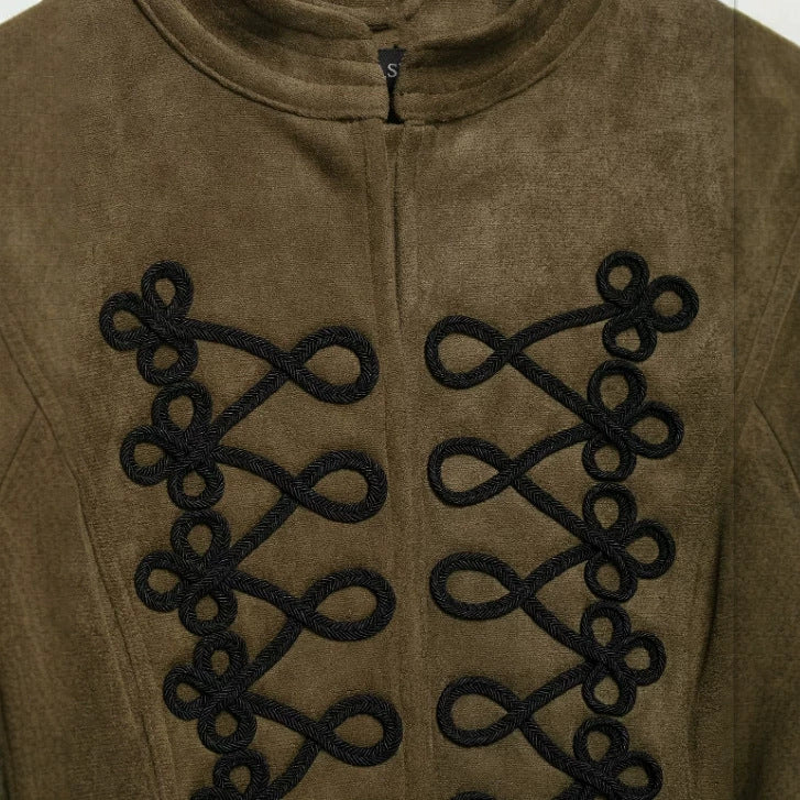 Damen Kurz geschnittene Wildlederjacke im Military‑Look mit Stehkragen und dekorativer Kordelfrosch‑Applikation Nord Taschen