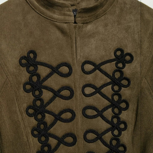 Damen Kurz geschnittene Wildlederjacke im Military‑Look mit Stehkragen und dekorativer Kordelfrosch‑Applikation Nord Taschen