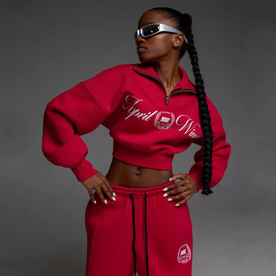 Damen gekürztes Halfzip-Sweatshirt mit Collegestickerei und weit geschnittene High‑Waist Lounge-Jogginghose Nord Taschen
