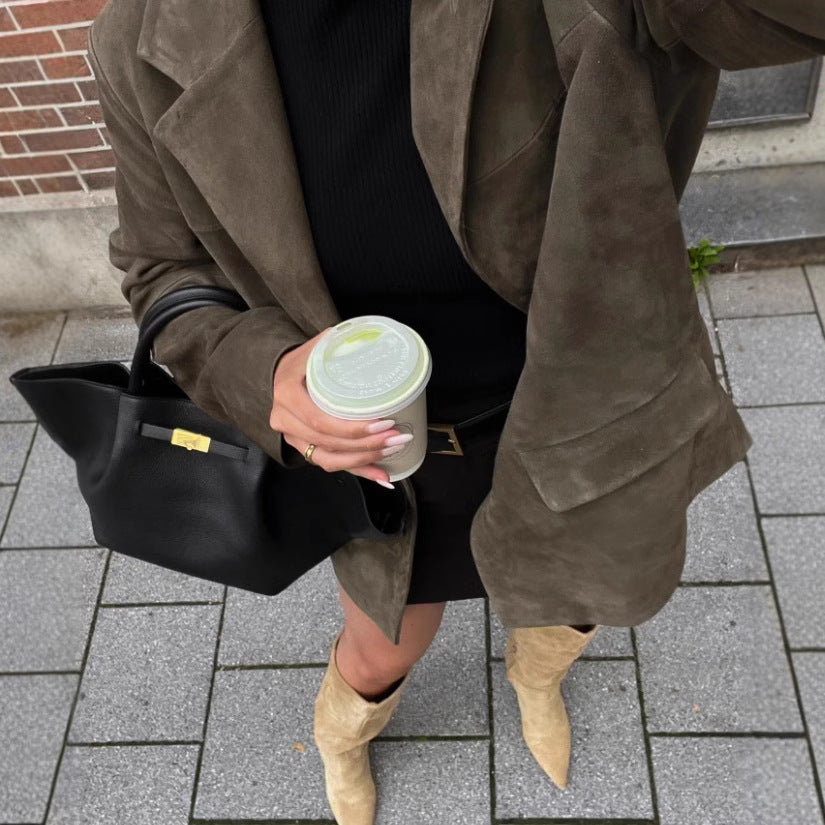 Damen 1700+ taillierter Wollmix‑Kurzblazer mit Reverskragen, durchgehender Knopfleiste und Pattentaschen Nord Taschen