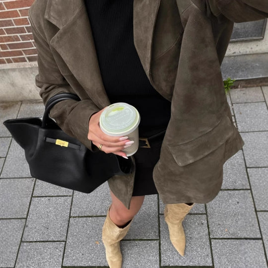 Damen 1700+ taillierter Wollmix‑Kurzblazer mit Reverskragen, durchgehender Knopfleiste und Pattentaschen Nord Taschen