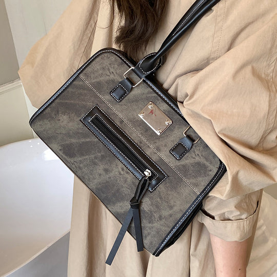Damen Handtasche mit robustem Stoff und verspieltem Plüschanhänger Nord Taschen