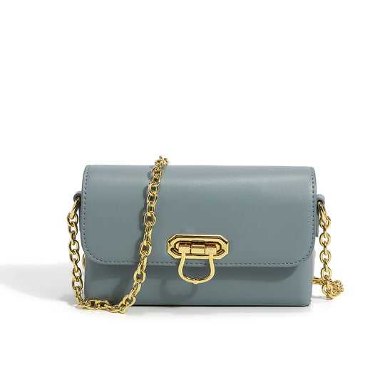 Damen Clutch mit eleganter Verarbeitungsstruktur und dekorativen Kettenakzenten Nord Taschen