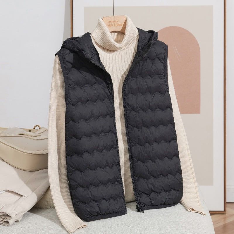 Damen Ultraleichte Kapuzen-Steppweste mit ergonomischer Wellensteppung und kompaktem Packformat Nord Taschen