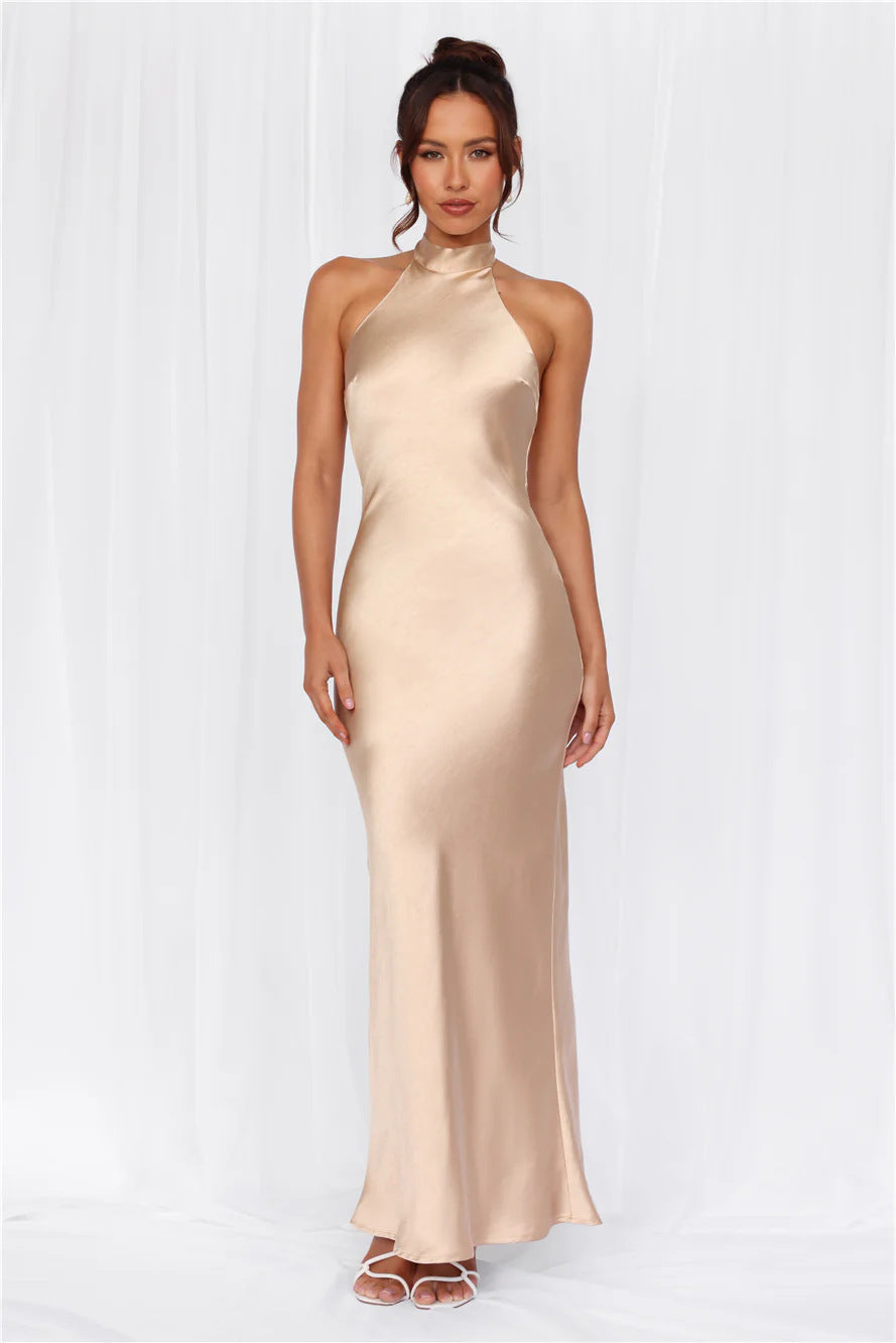 Damen Elegantes Satin-Maxikleid mit hohem Kragen und körpernahem Schnitt Nord Taschen