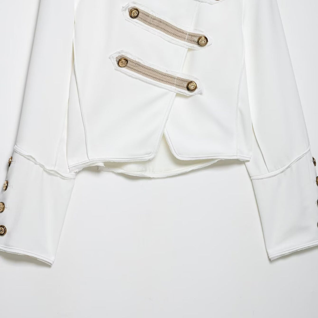 Damen kurz geschnittener militärinspirierter Blazer mit Zierknopfleisten und Epauletten Nord Taschen