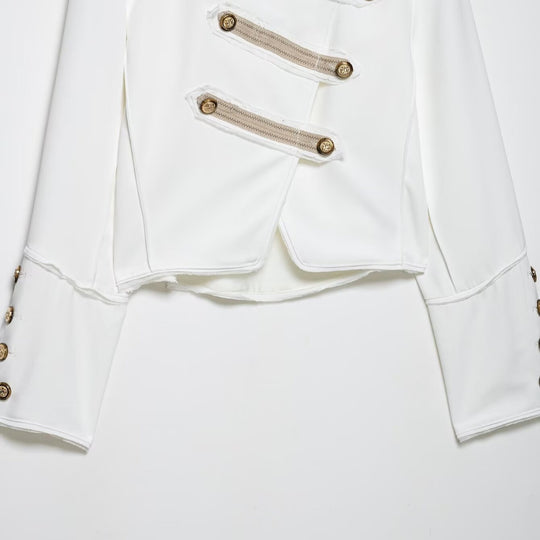 Damen kurz geschnittener militärinspirierter Blazer mit Zierknopfleisten und Epauletten Nord Taschen