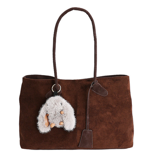 Damen modische Schultertasche aus hochwertigem Wildleder mit charmantem Plüschanhänger Nord Taschen