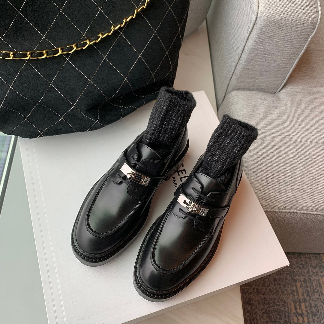 Damen Chunky‑Loafer mit profilierter Lug‑Sohle, breitem Riemen und metallischer Zierkappe Nord Taschen