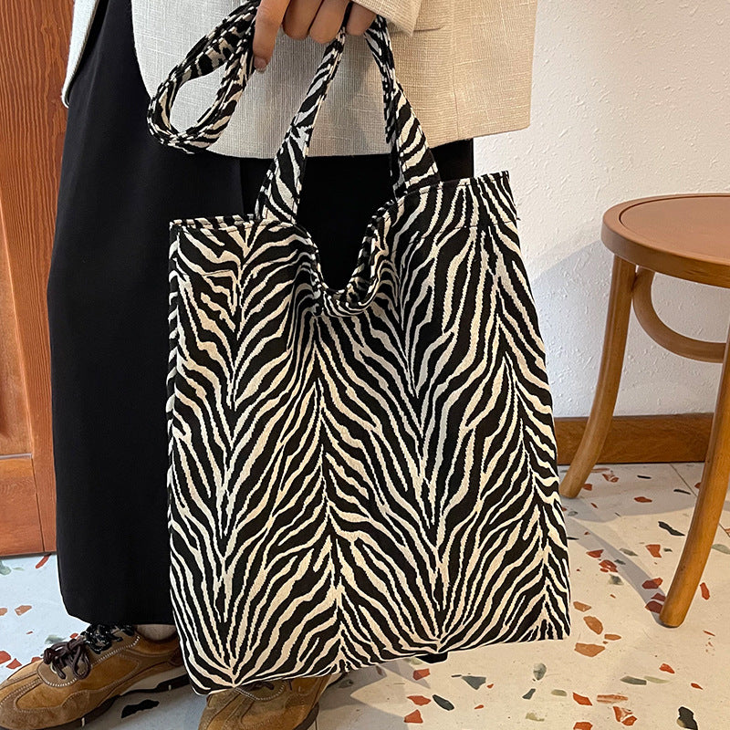 Damen Jutetasche mit auffälligem Zebra-Muster Nord Taschen