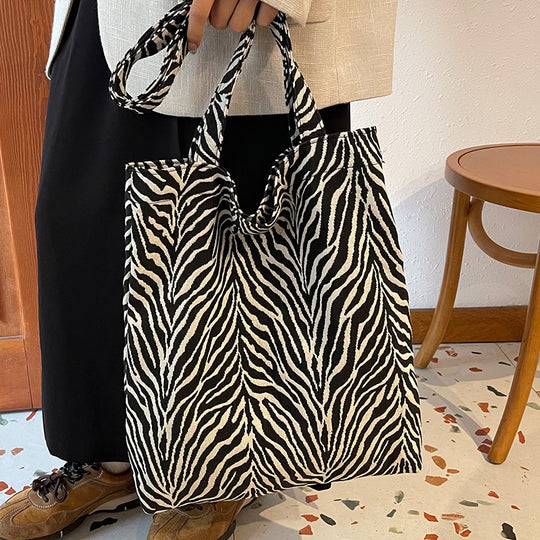 Damen Jutetasche mit auffälligem Zebra-Muster Nord Taschen