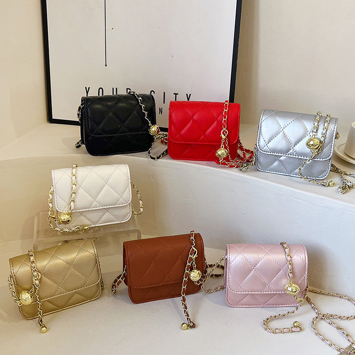 Damen Mini-Umhängetasche mit glänzender Kette und charmantem Anhänger Nord Taschen