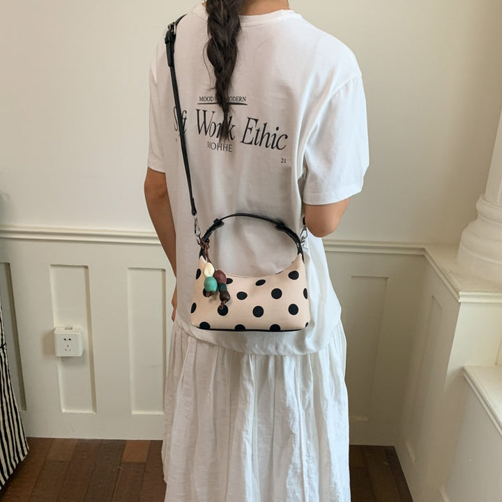 Damen Umhängetasche mit verspieltem Punktedesign und charmanten Anhängern Nord Taschen