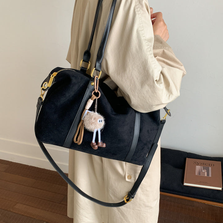 Damen Hobo-Tasche aus weichem Veloursleder mit verspieltem Anhänger Nord Taschen
