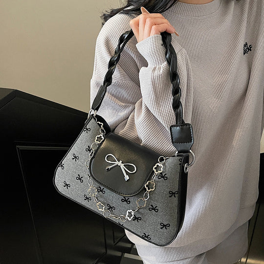 Damen Handtasche mit eleganter Schleifenverzierung und verspielter Kettenapplikation Nord Taschen