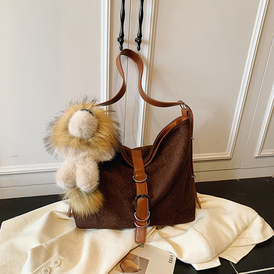 Damen geflochtene Hobo-Tasche aus hochwertigem Kunstleder mit dekorativem Anhänger Nord Taschen