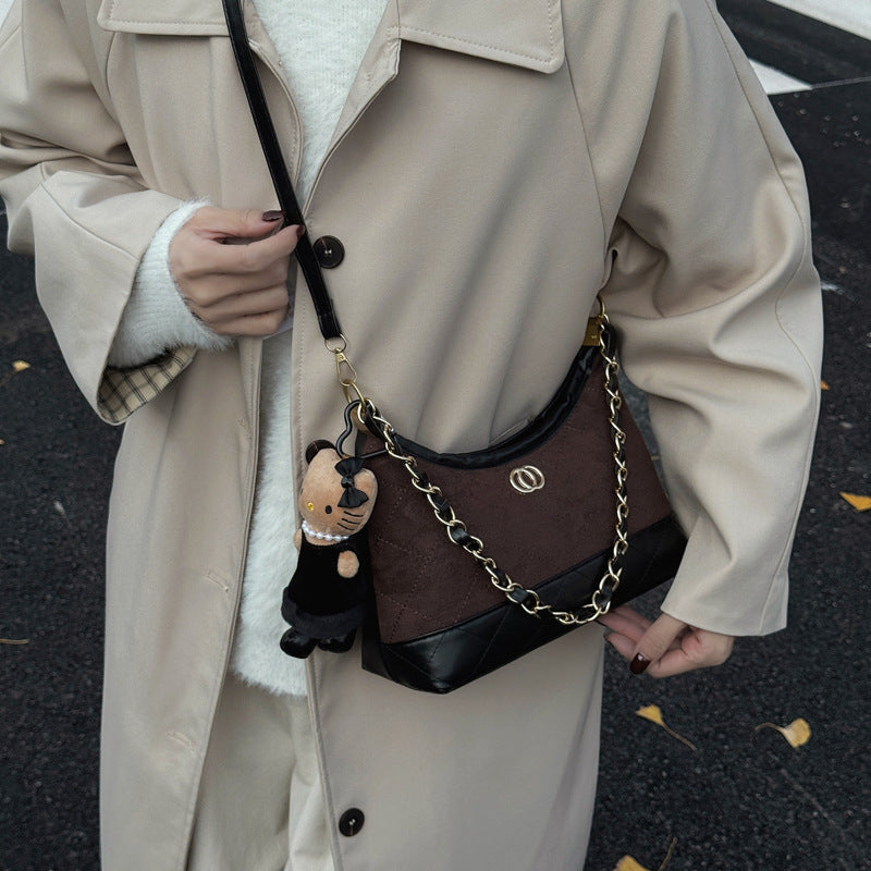 Damen modische Handtasche mit Kette und charmantem Anhänger Nord Taschen