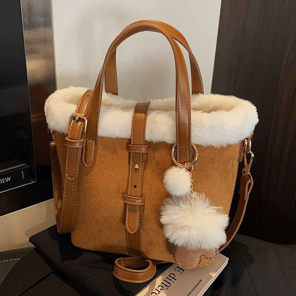Damen Handtasche mit kuscheligem Innenfutter und abnehmbarem Anhänger Nord Taschen