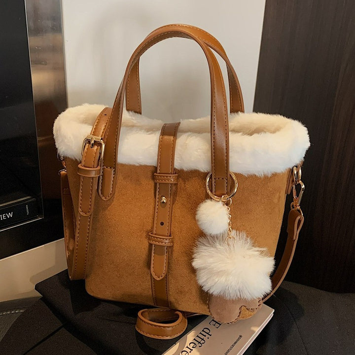 Damen Handtasche mit kuscheligem Innenfutter und abnehmbarem Anhänger Nord Taschen