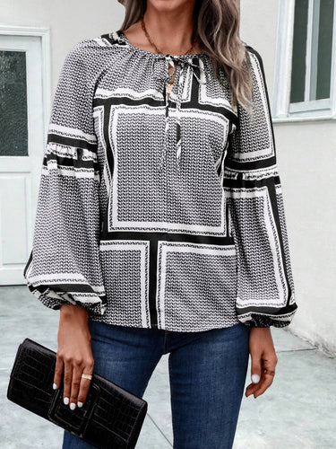 Damen Bluse mit eleganten Rüschendetails und modernem Muster
