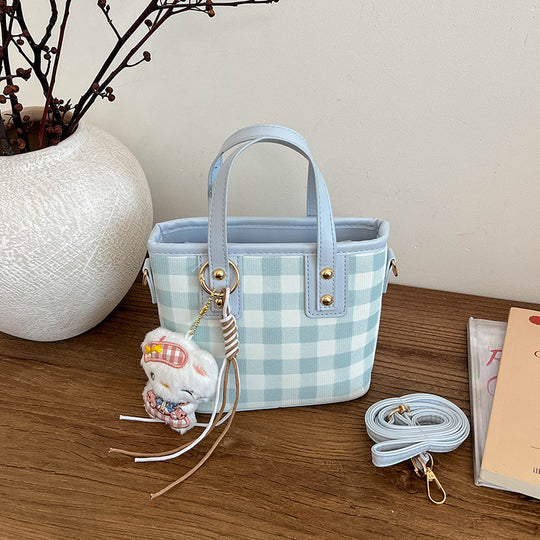 Damen Mini-Handtasche mit kariertem Design und verspieltem Anhänger Nord Taschen