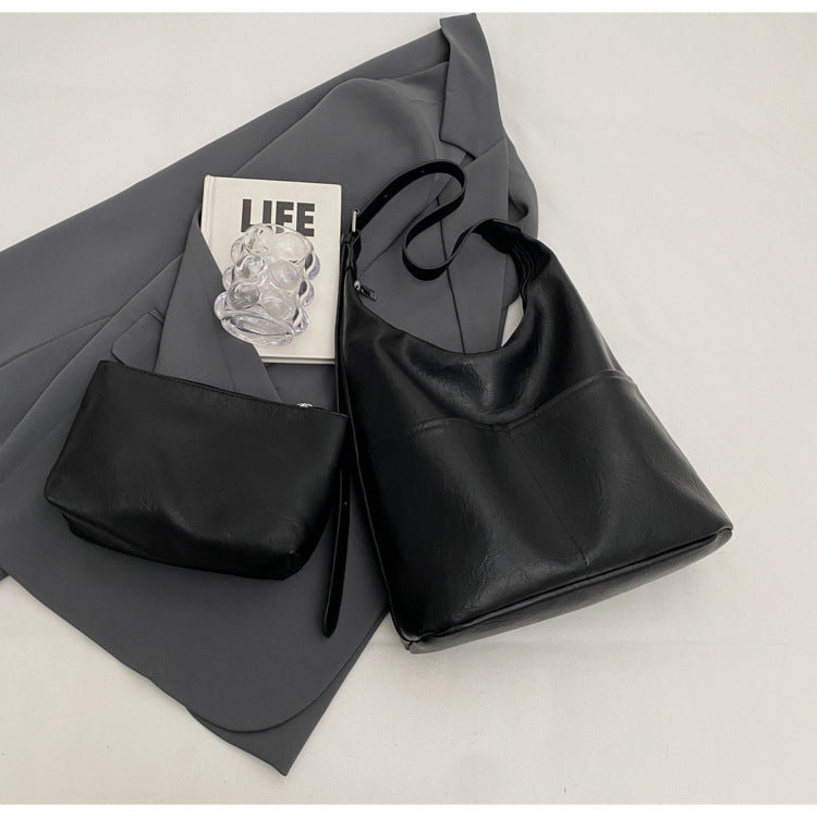 Damen moderne Wildleder-Handtasche mit verspieltem Anhänger Nord Taschen