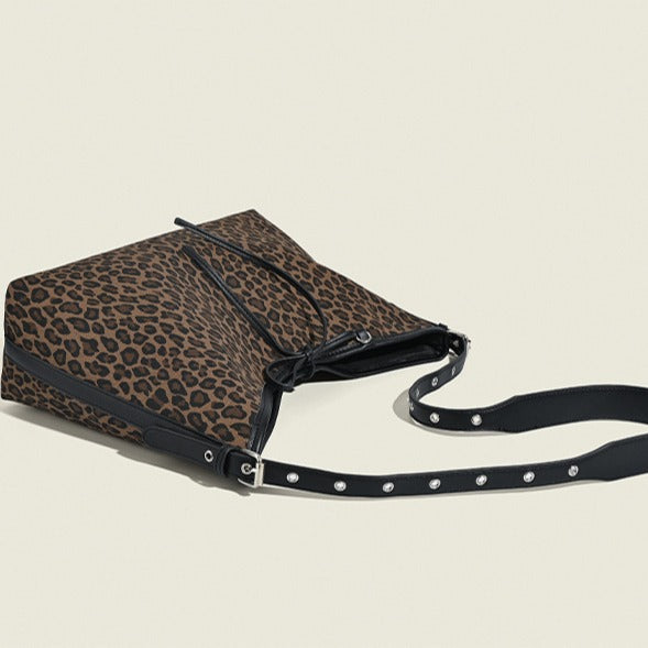 Damen Hobo-Tasche mit tierischem Muster und eleganter Kordelzugverzierung Nord Taschen