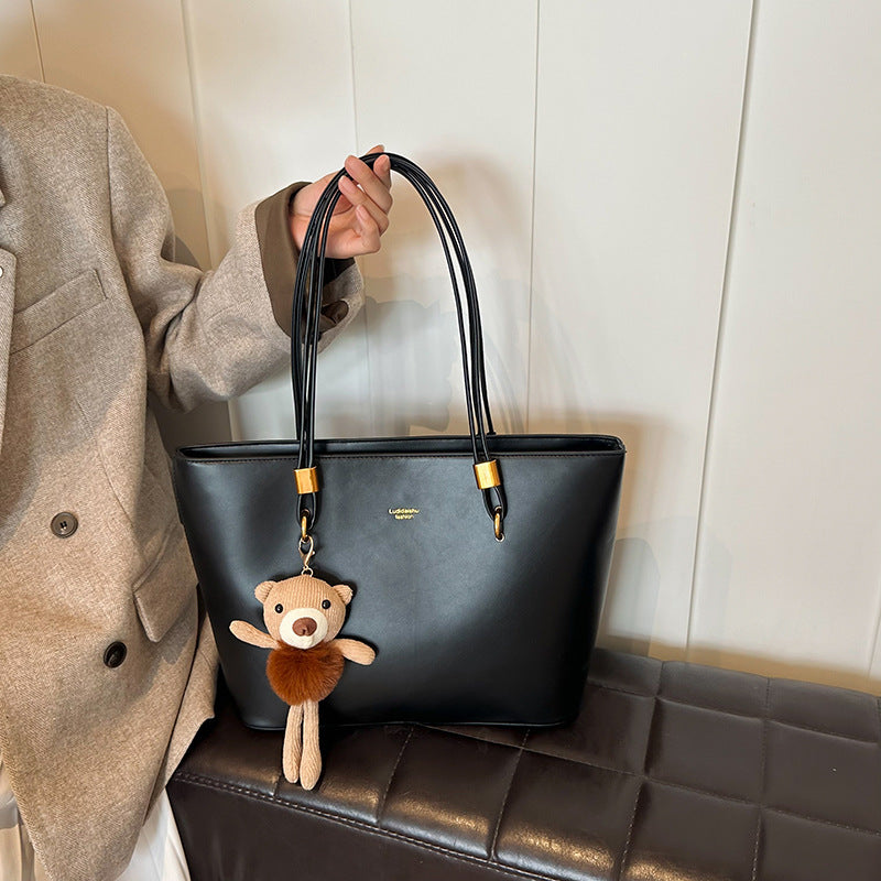 Damen Tote-Bag aus hochwertigem Kunstleder mit charmanten Anhänger von | Nord Taschen