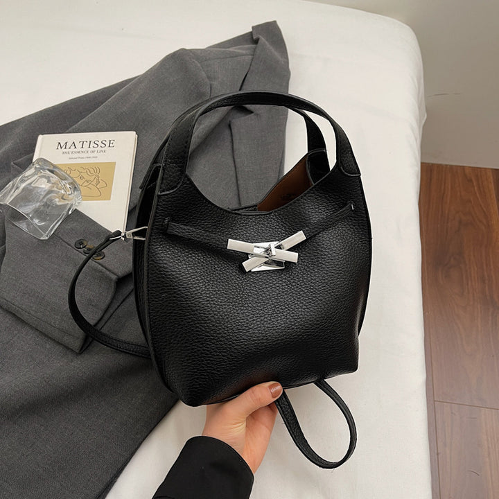 Damen stilvolle Schultertasche mit verspieltem Anhänger Nord Taschen
