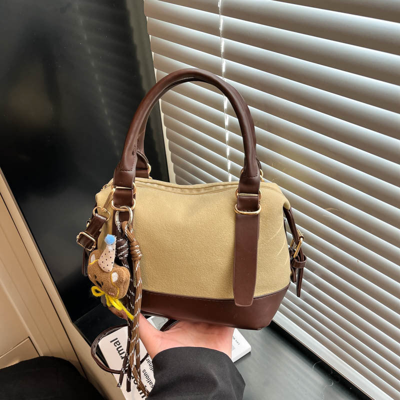 Damen Handtasche mit charmantem Tier-Anhänger und zwei Trageoptionen Nord Taschen