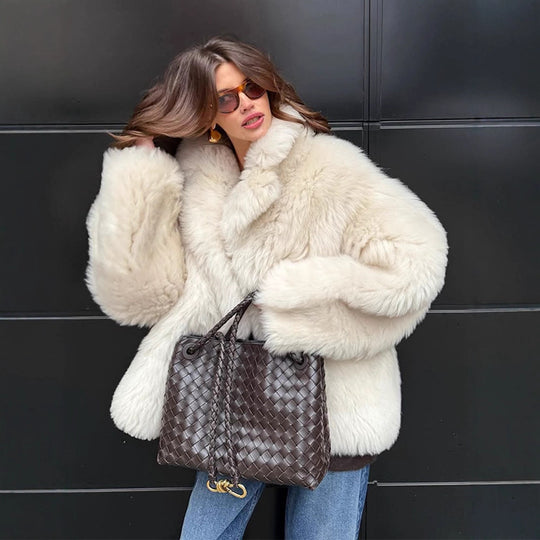 Damen Kurzmantel aus voluminösem Faux‑Fur mit gerundetem Schalkragen und kastiger Silhouette Nord Taschen