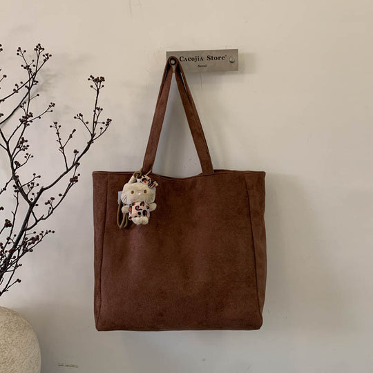 Damen stilvolle Schultertasche aus hochwertigem Wildleder mit süßem Anhänger Nord Taschen