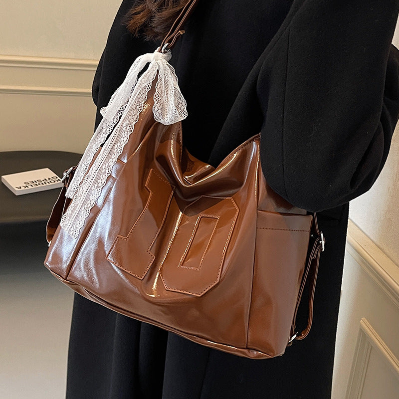 Damen Hobo-Tasche mit glänzendem Obermaterial und dekorativem Kordelzug Nord Taschen